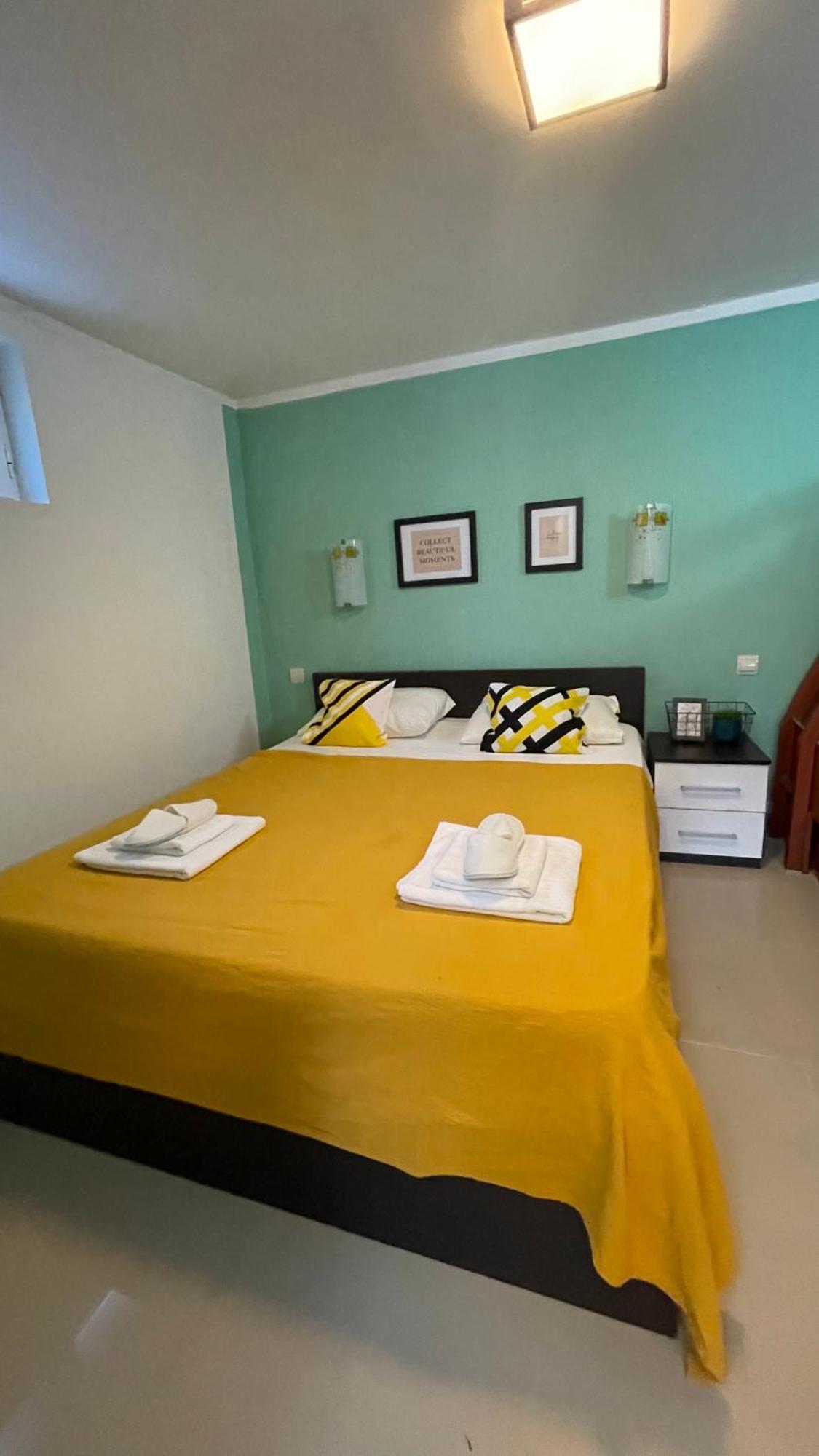 Aparthotel Family House With Pool & Sea View Bijela Zewnętrze zdjęcie