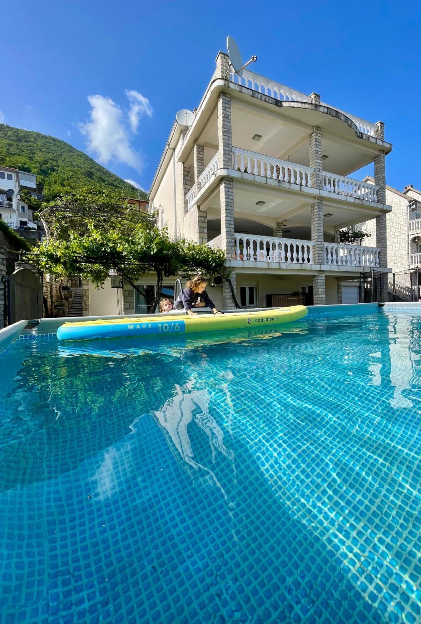 Aparthotel Family House With Pool & Sea View Bijela Zewnętrze zdjęcie