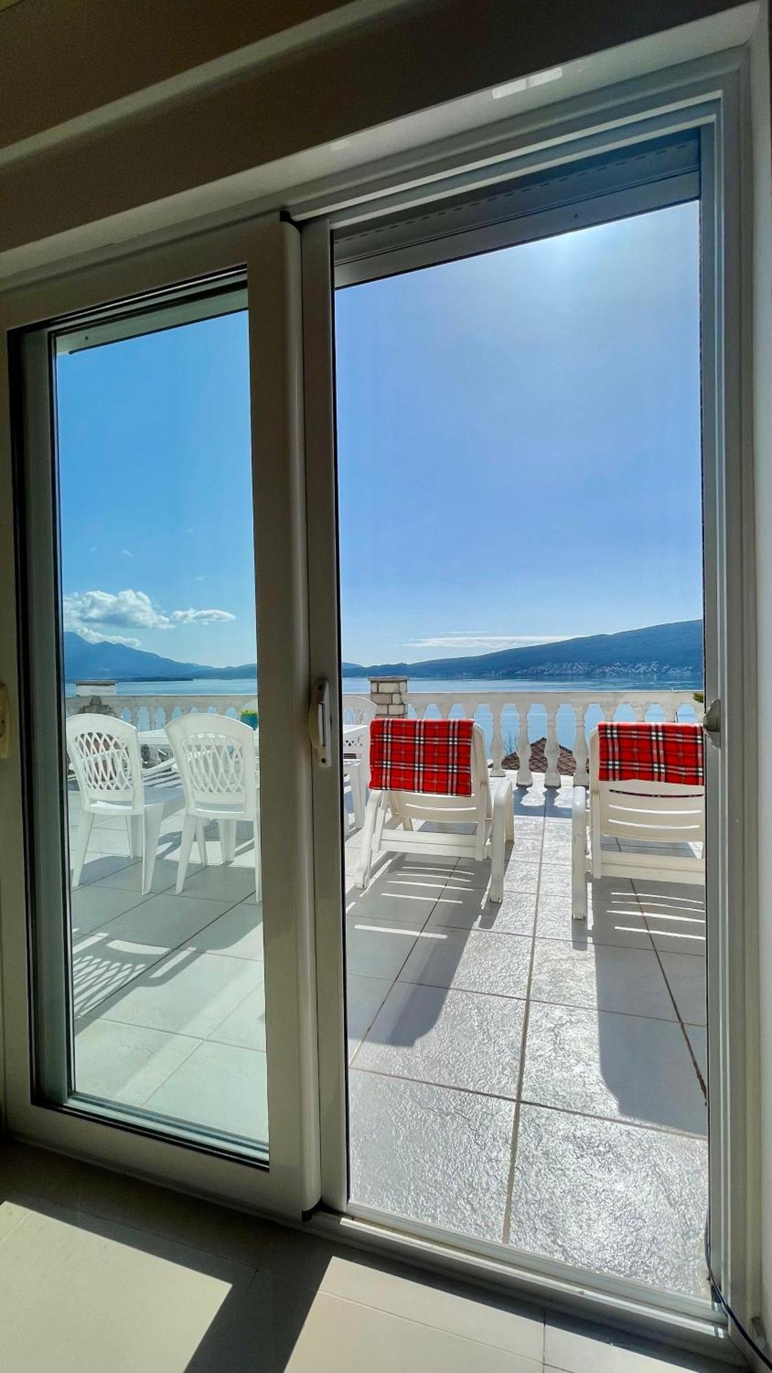 Aparthotel Family House With Pool & Sea View Bijela Zewnętrze zdjęcie