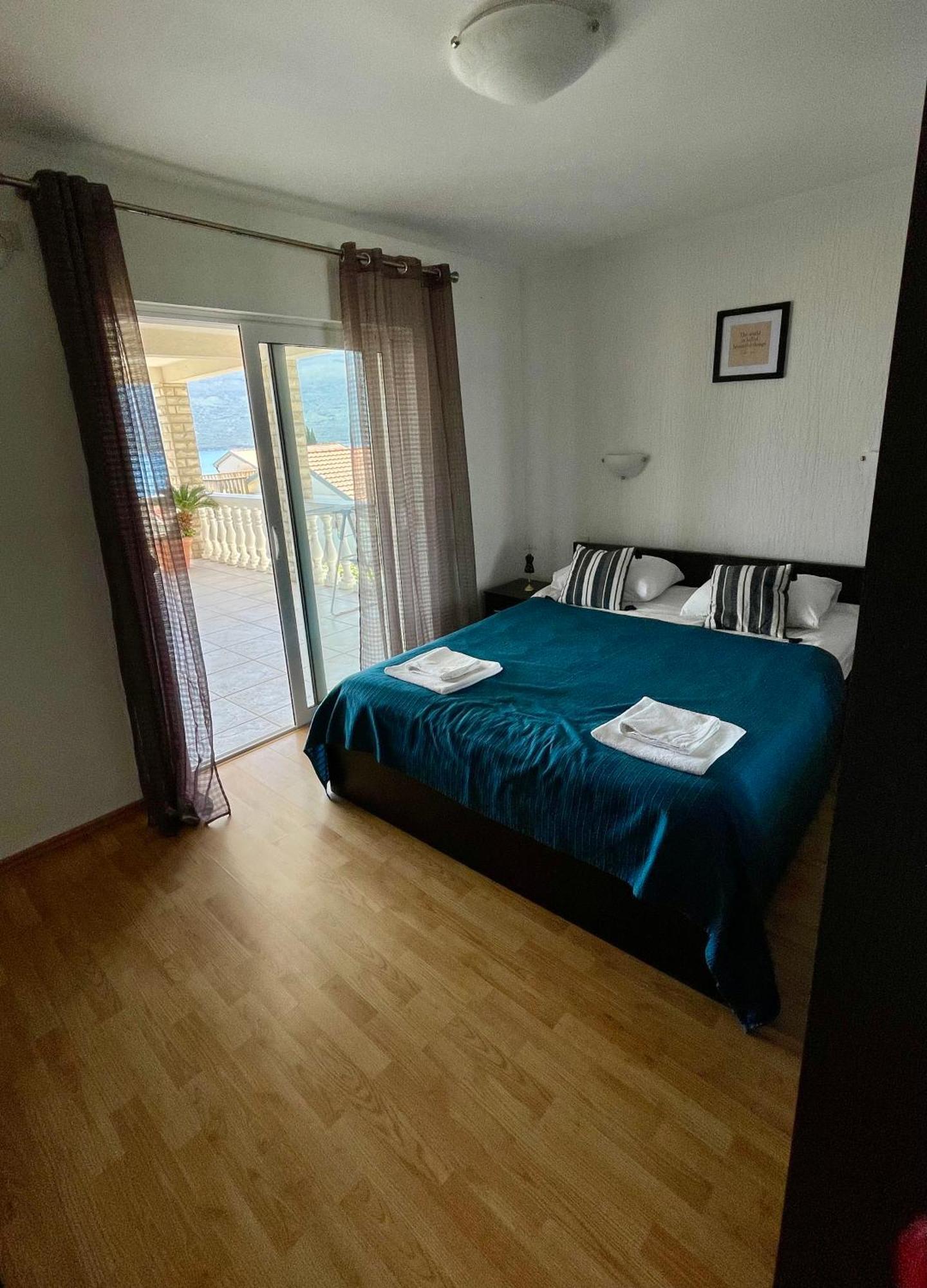 Aparthotel Family House With Pool & Sea View Bijela Zewnętrze zdjęcie