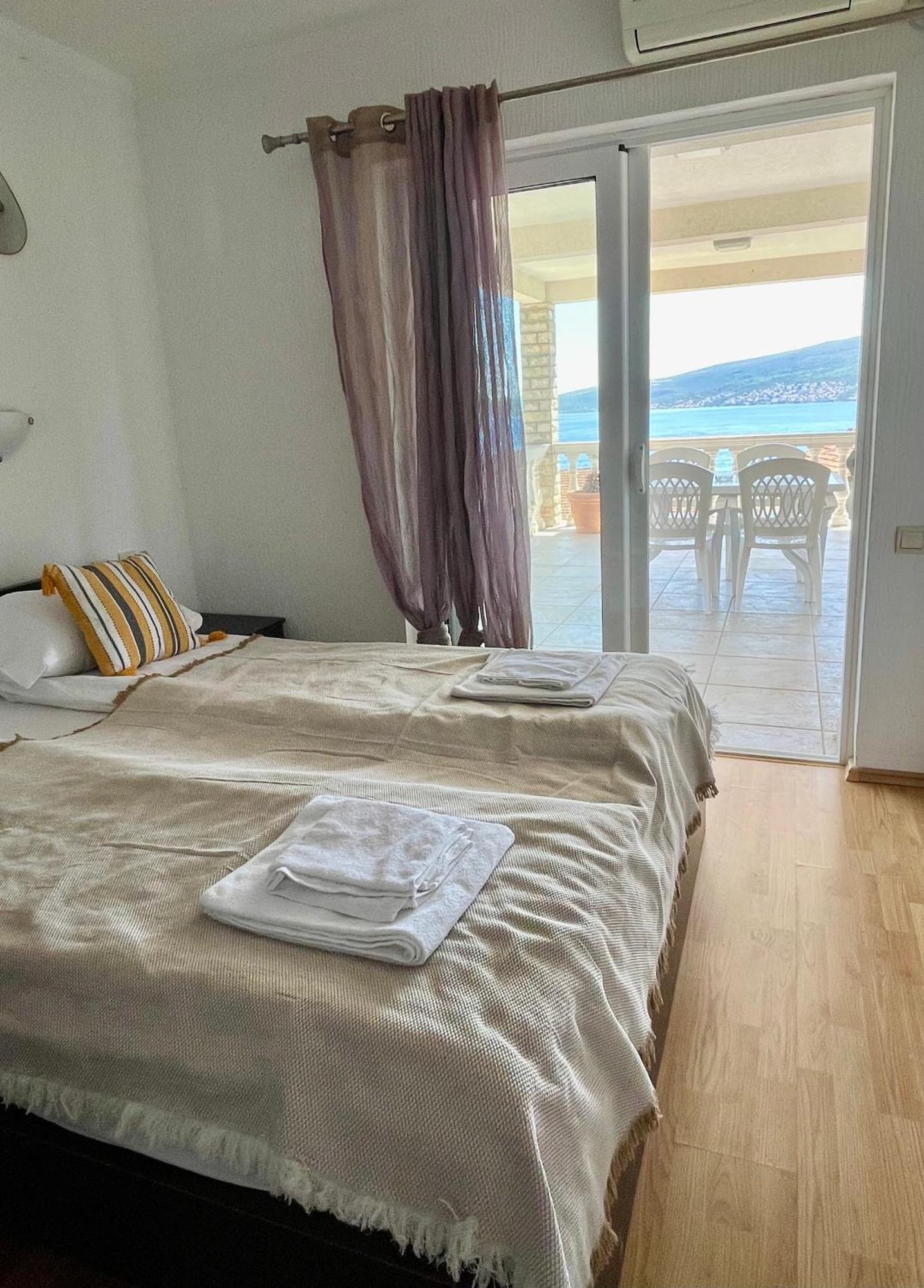 Aparthotel Family House With Pool & Sea View Bijela Zewnętrze zdjęcie