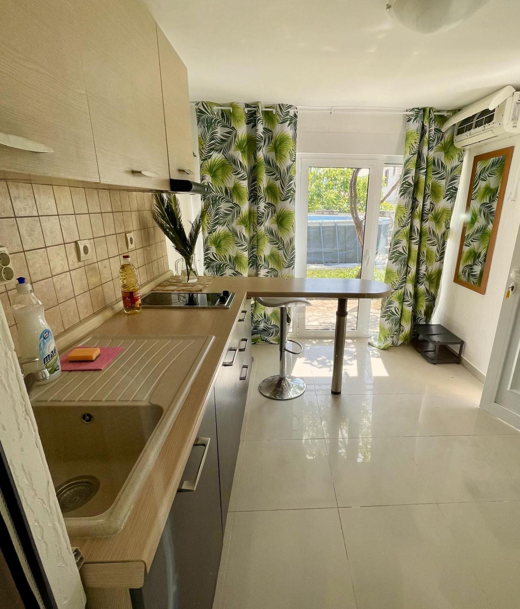 Aparthotel Family House With Pool & Sea View Bijela Zewnętrze zdjęcie