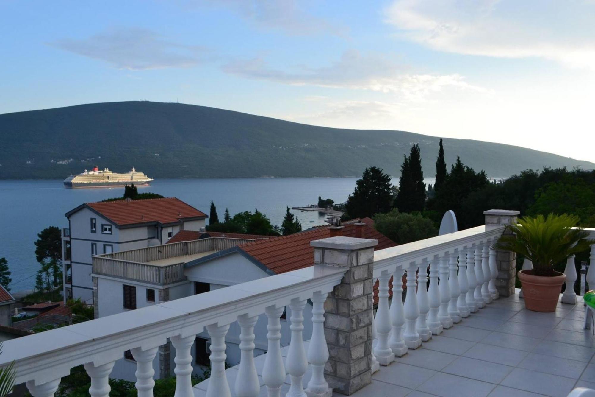 Aparthotel Family House With Pool & Sea View Bijela Zewnętrze zdjęcie