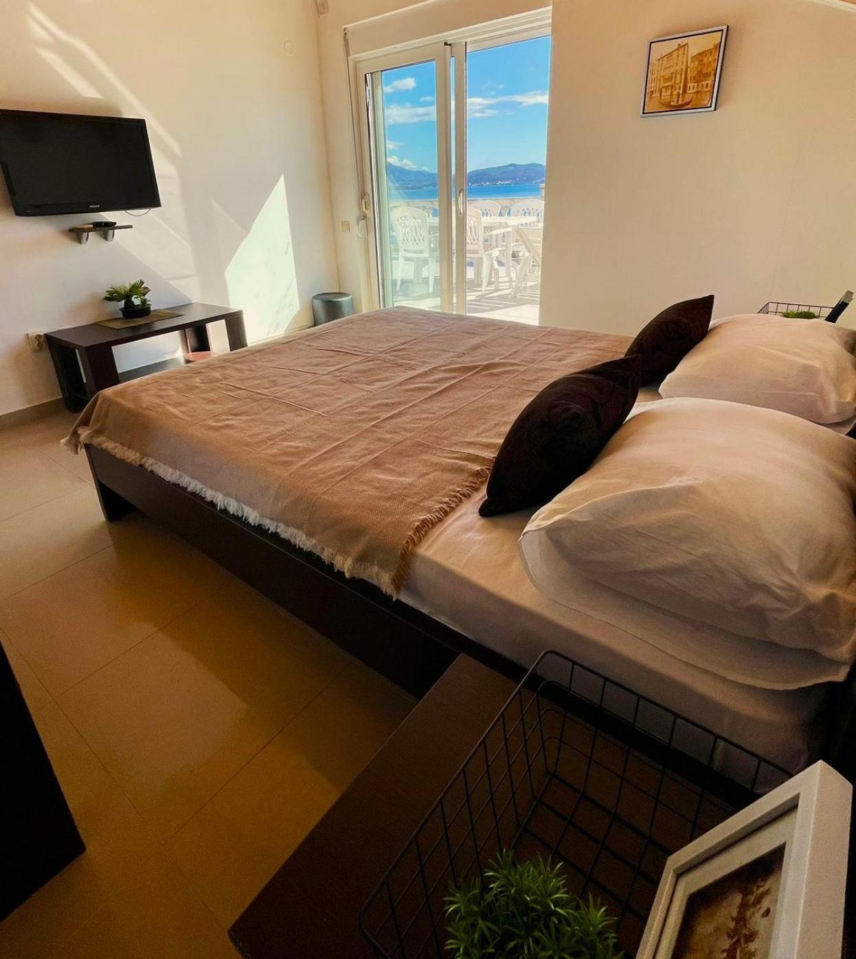 Aparthotel Family House With Pool & Sea View Bijela Zewnętrze zdjęcie