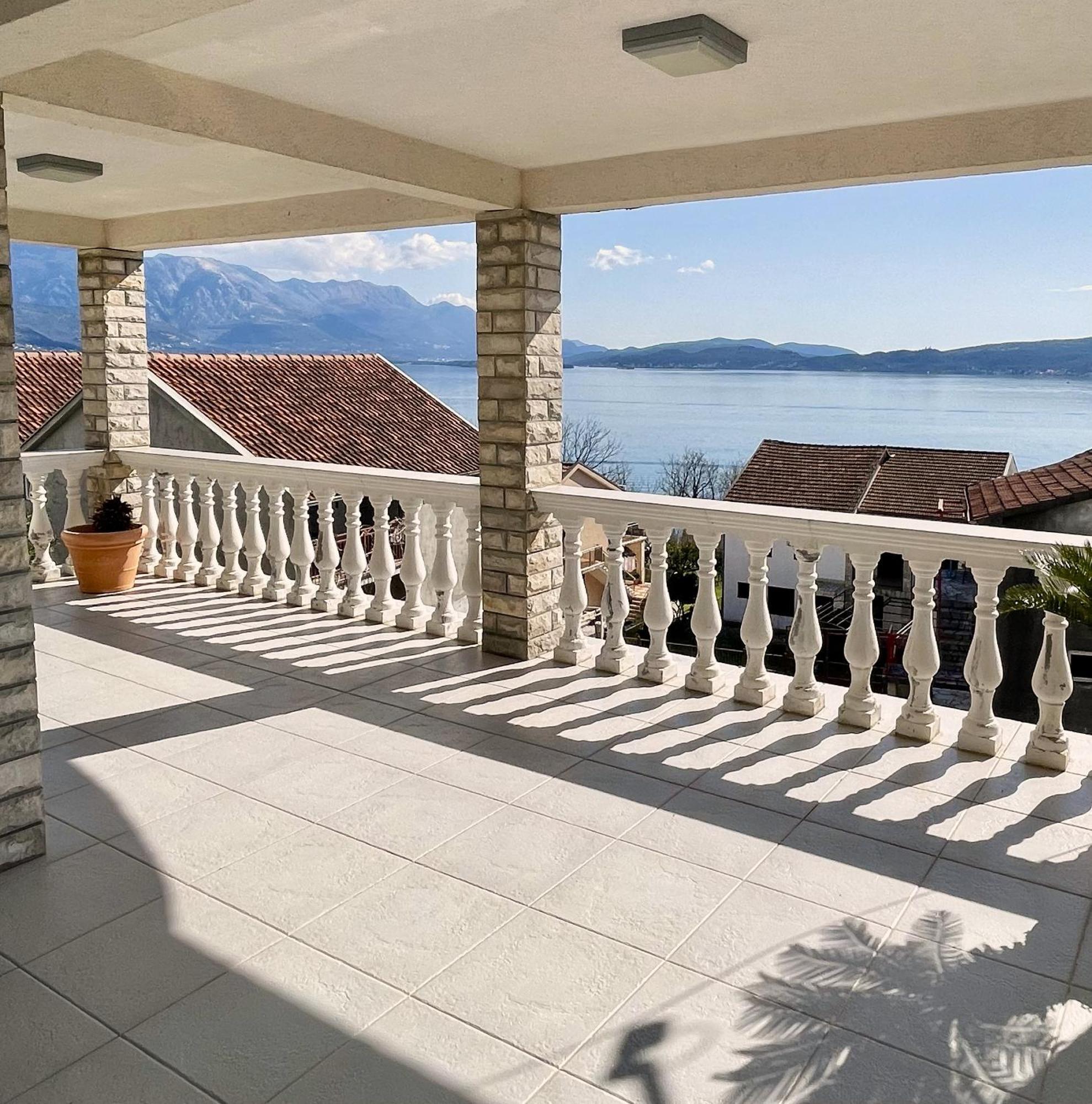 Aparthotel Family House With Pool & Sea View Bijela Zewnętrze zdjęcie