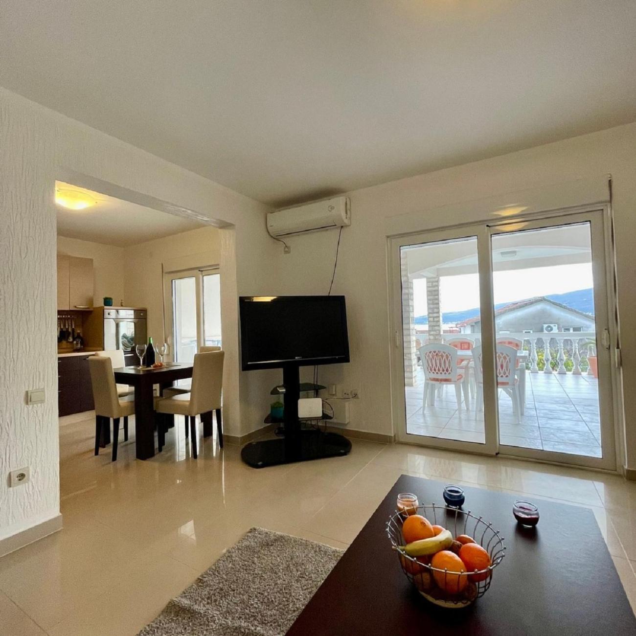 Aparthotel Family House With Pool & Sea View Bijela Zewnętrze zdjęcie