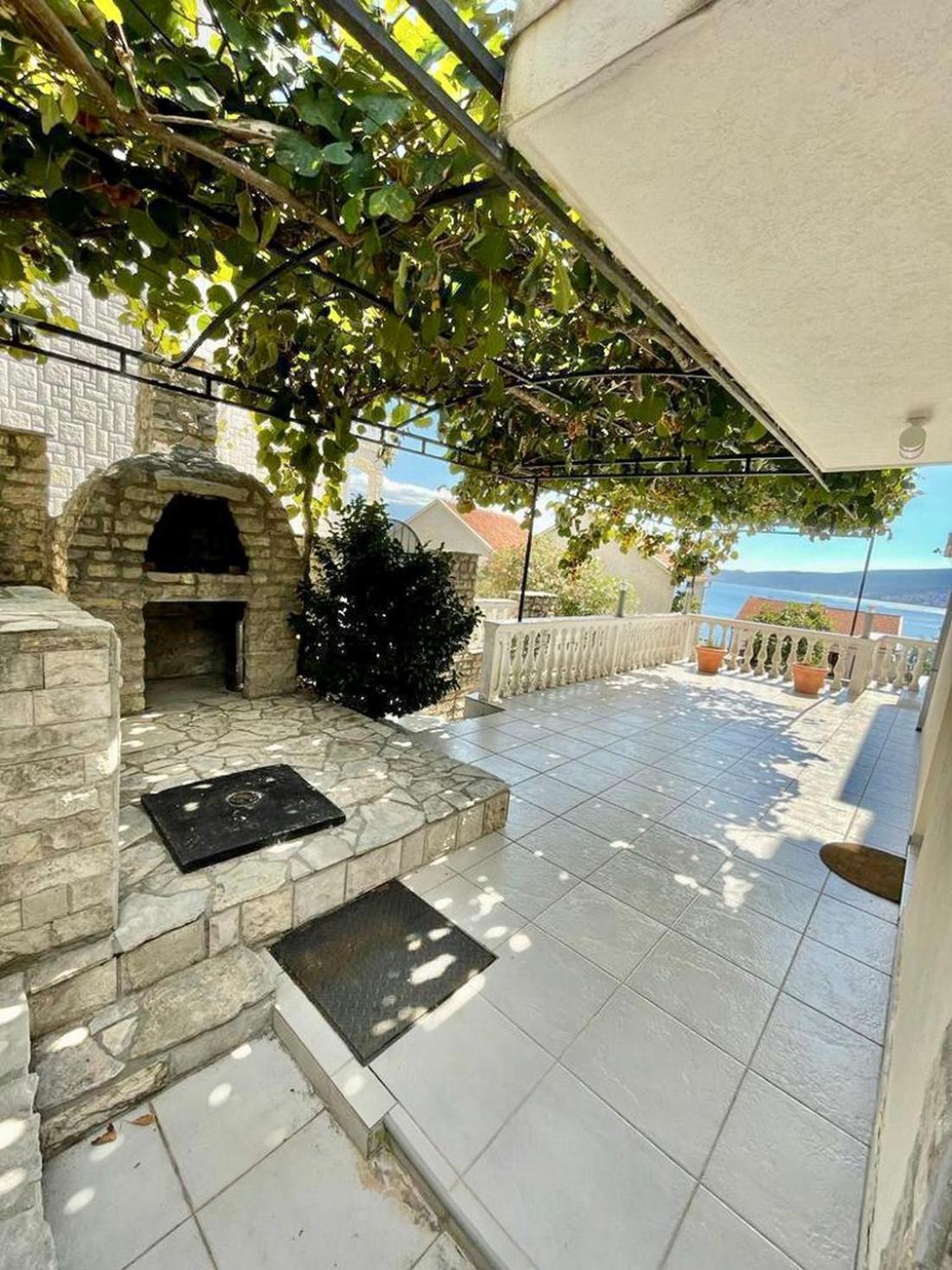 Aparthotel Family House With Pool & Sea View Bijela Zewnętrze zdjęcie