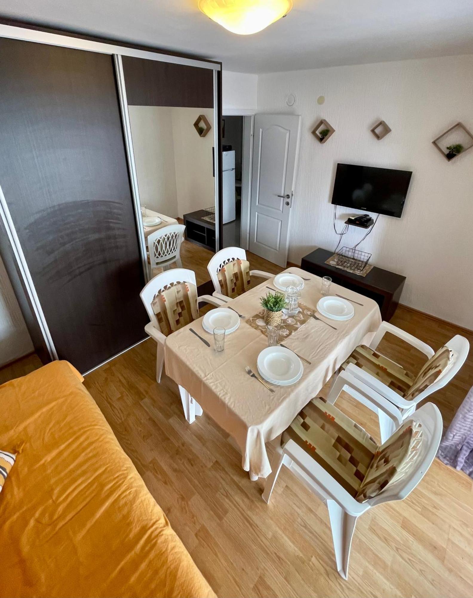Aparthotel Family House With Pool & Sea View Bijela Zewnętrze zdjęcie